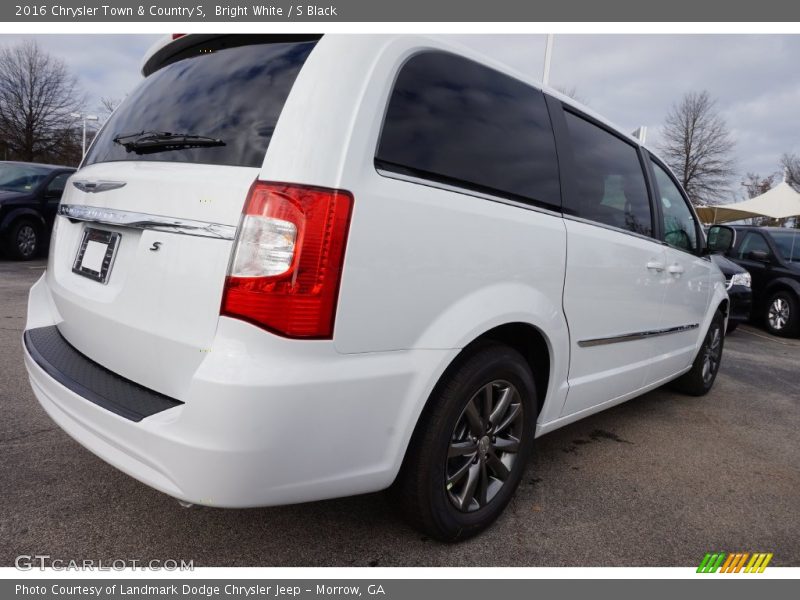 Bright White / S Black 2016 Chrysler Town & Country S