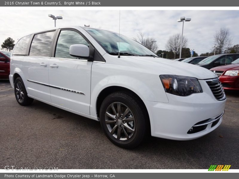 Bright White / S Black 2016 Chrysler Town & Country S