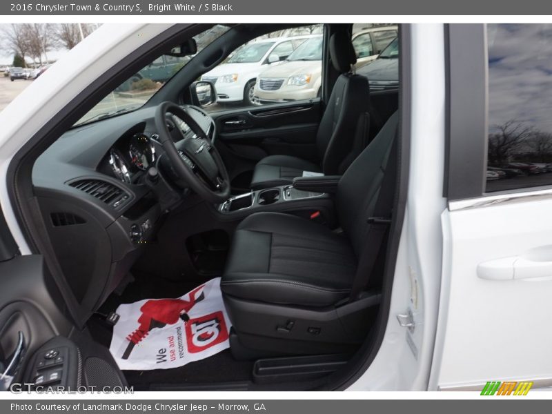 Bright White / S Black 2016 Chrysler Town & Country S