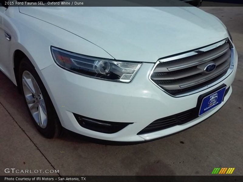 Oxford White / Dune 2015 Ford Taurus SEL