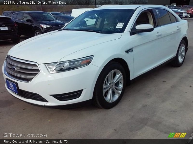 Oxford White / Dune 2015 Ford Taurus SEL