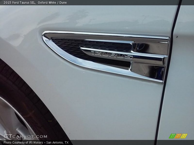 Oxford White / Dune 2015 Ford Taurus SEL