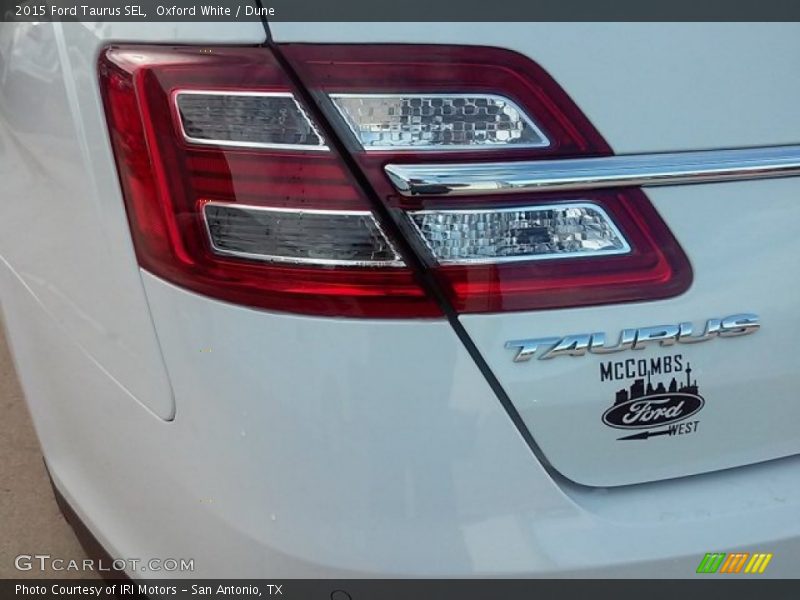 Oxford White / Dune 2015 Ford Taurus SEL