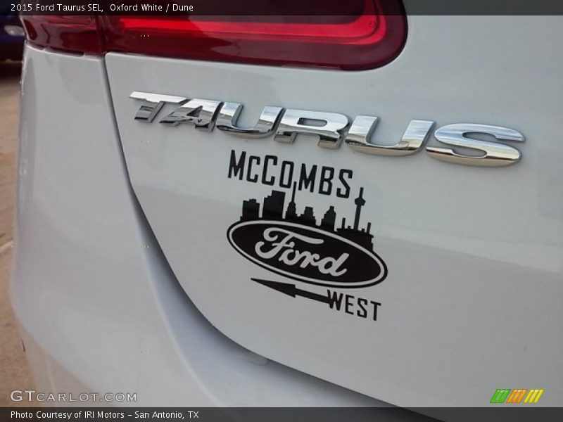 Oxford White / Dune 2015 Ford Taurus SEL