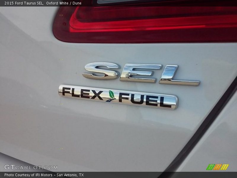 Oxford White / Dune 2015 Ford Taurus SEL