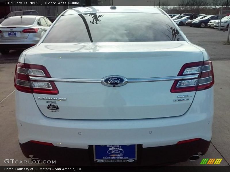 Oxford White / Dune 2015 Ford Taurus SEL