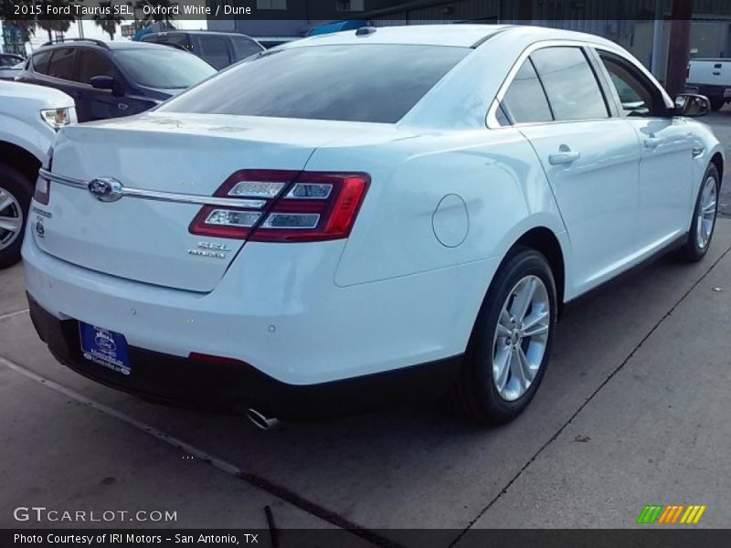 Oxford White / Dune 2015 Ford Taurus SEL