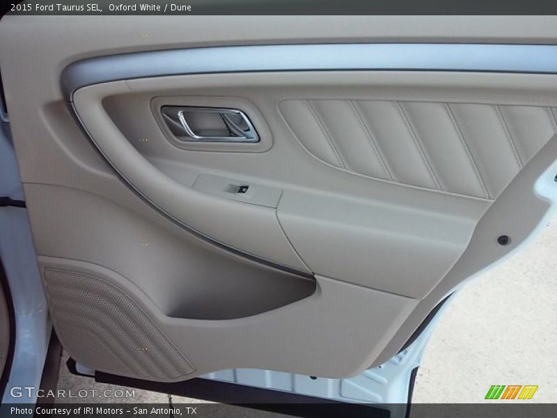Oxford White / Dune 2015 Ford Taurus SEL