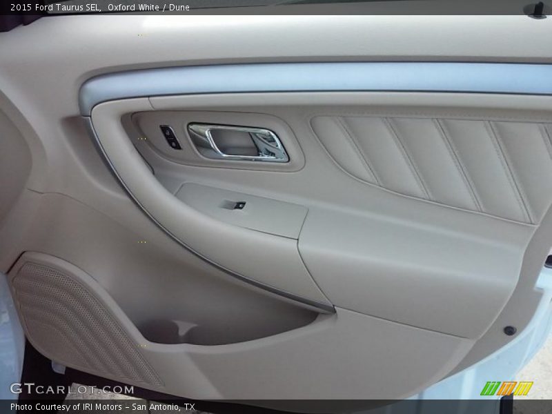 Oxford White / Dune 2015 Ford Taurus SEL