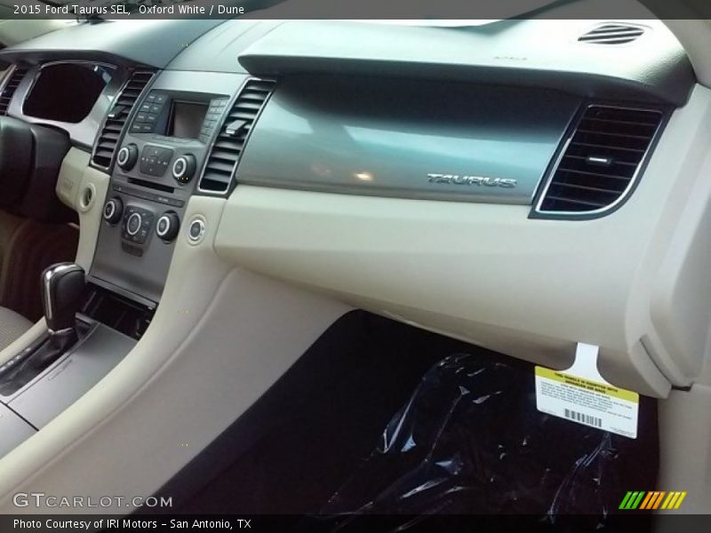 Oxford White / Dune 2015 Ford Taurus SEL