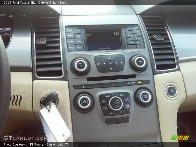 Oxford White / Dune 2015 Ford Taurus SEL
