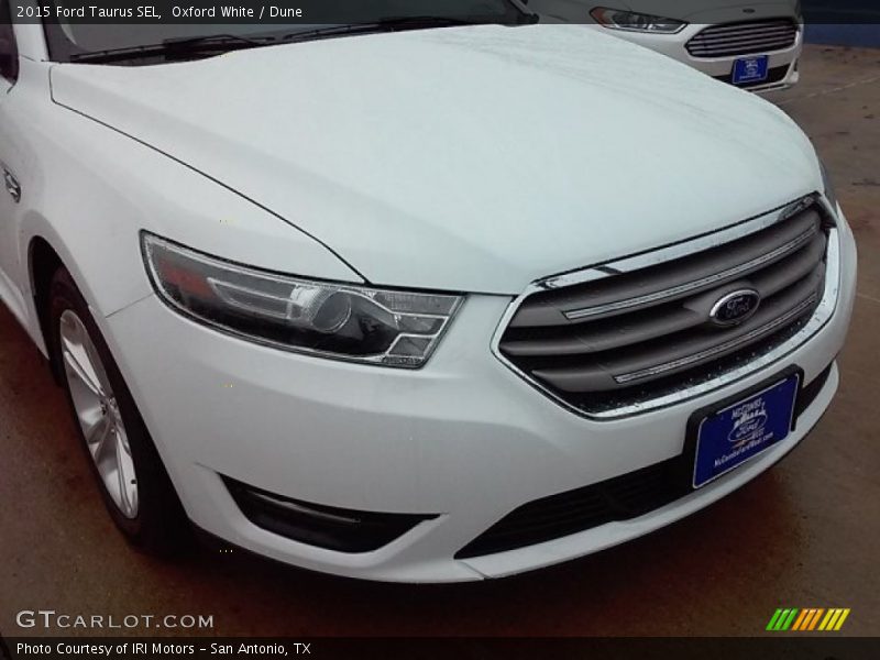 Oxford White / Dune 2015 Ford Taurus SEL