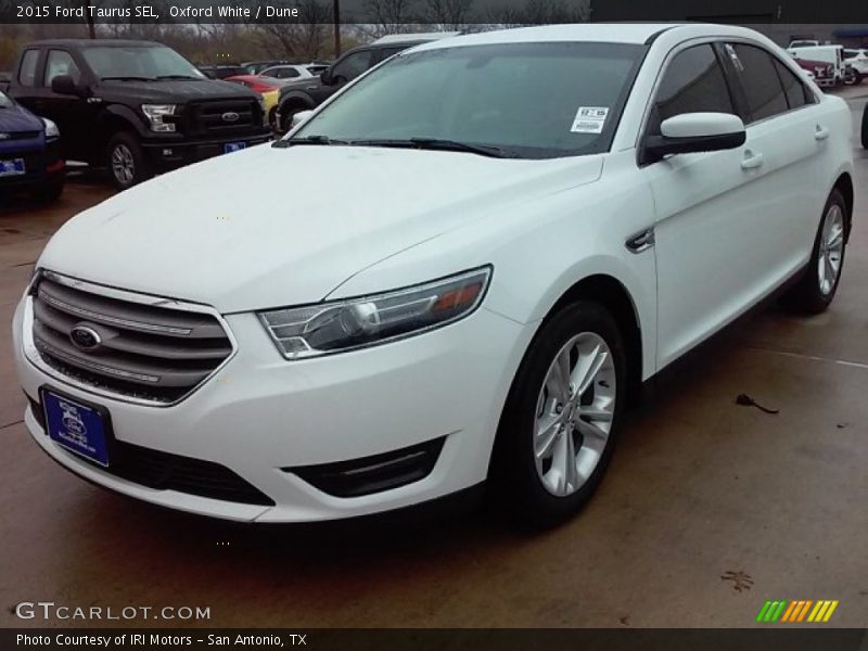 Oxford White / Dune 2015 Ford Taurus SEL