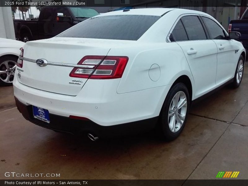 Oxford White / Dune 2015 Ford Taurus SEL