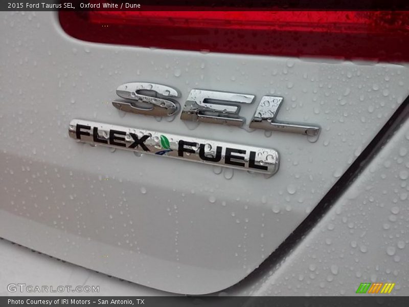 Oxford White / Dune 2015 Ford Taurus SEL