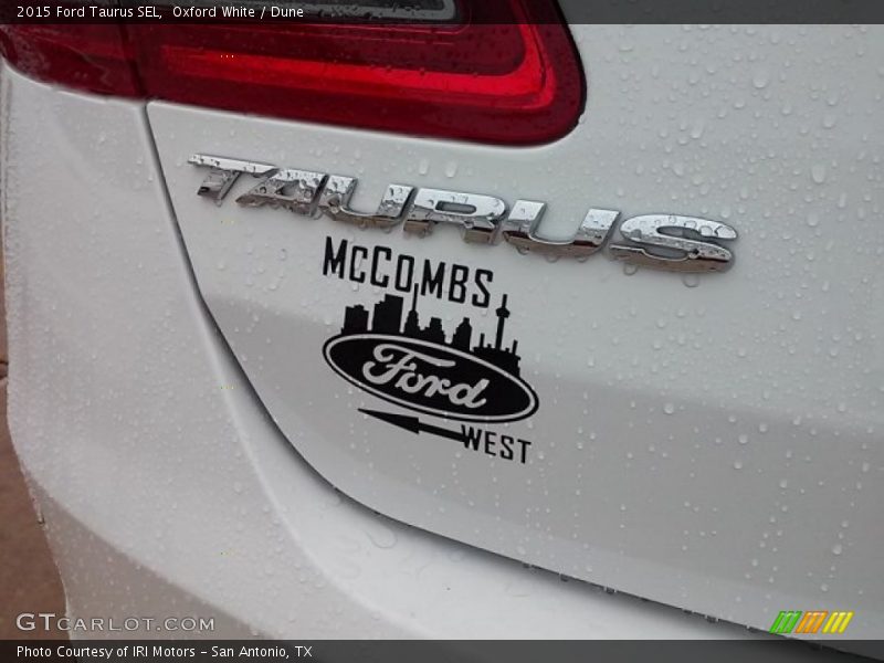 Oxford White / Dune 2015 Ford Taurus SEL