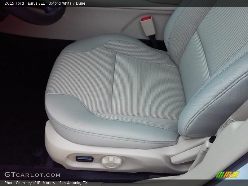 Oxford White / Dune 2015 Ford Taurus SEL