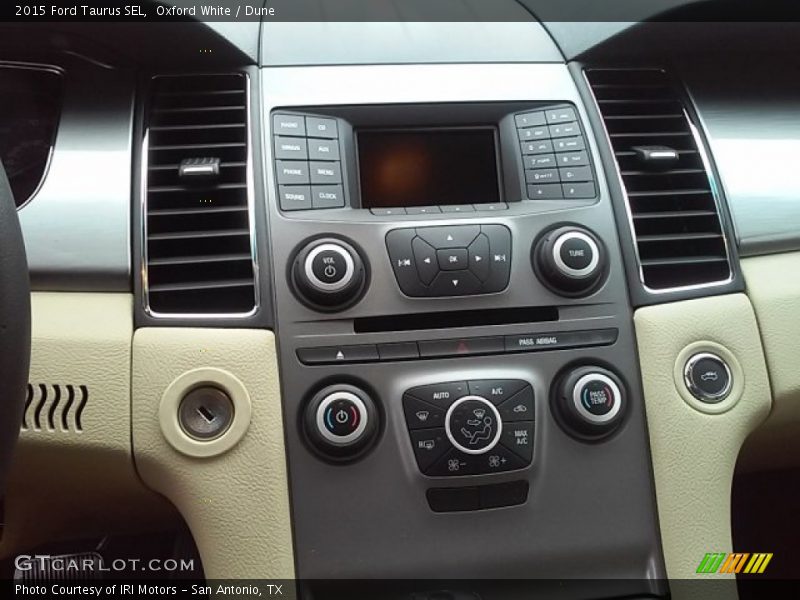 Oxford White / Dune 2015 Ford Taurus SEL