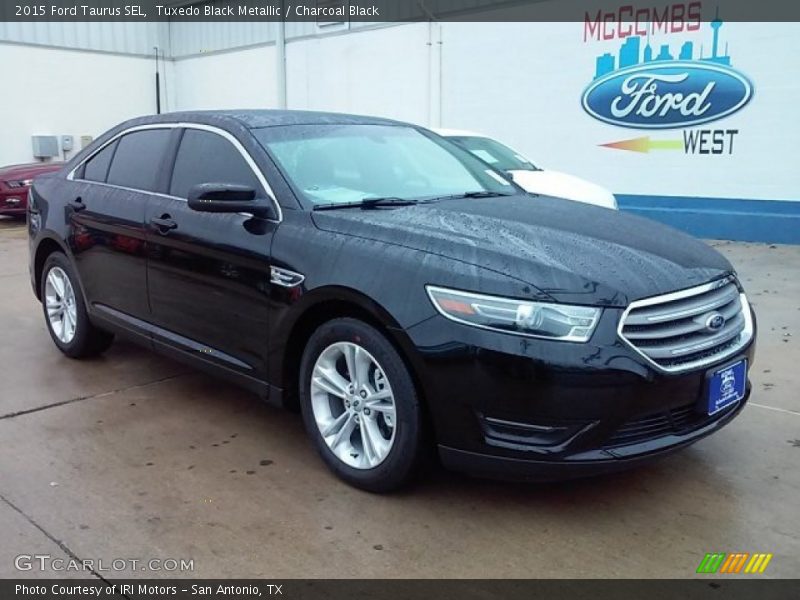 Tuxedo Black Metallic / Charcoal Black 2015 Ford Taurus SEL