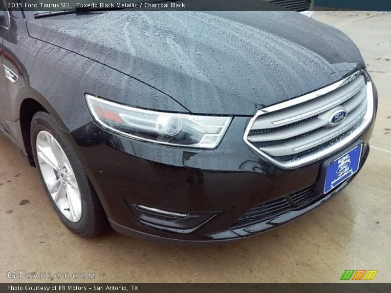 Tuxedo Black Metallic / Charcoal Black 2015 Ford Taurus SEL