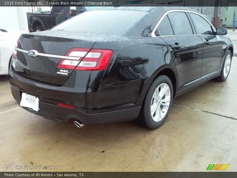 Tuxedo Black Metallic / Charcoal Black 2015 Ford Taurus SEL