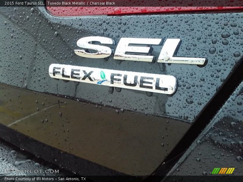 Tuxedo Black Metallic / Charcoal Black 2015 Ford Taurus SEL