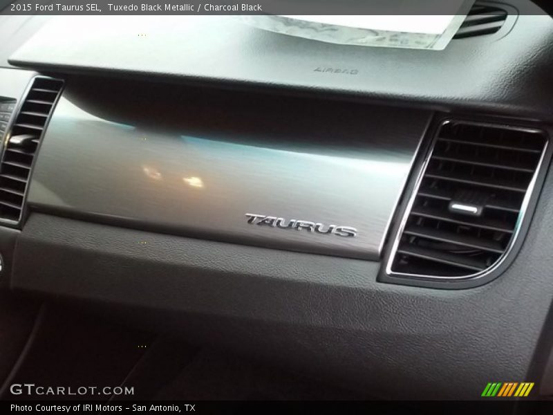 Tuxedo Black Metallic / Charcoal Black 2015 Ford Taurus SEL