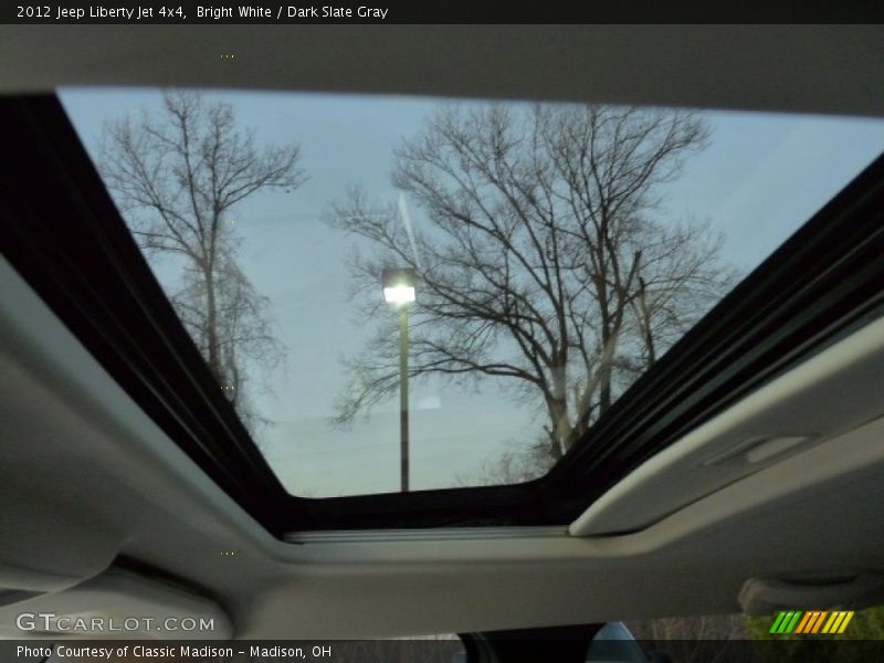 Bright White / Dark Slate Gray 2012 Jeep Liberty Jet 4x4