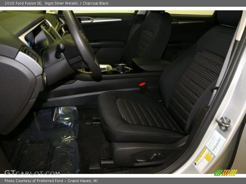 Ingot Silver Metallic / Charcoal Black 2016 Ford Fusion SE
