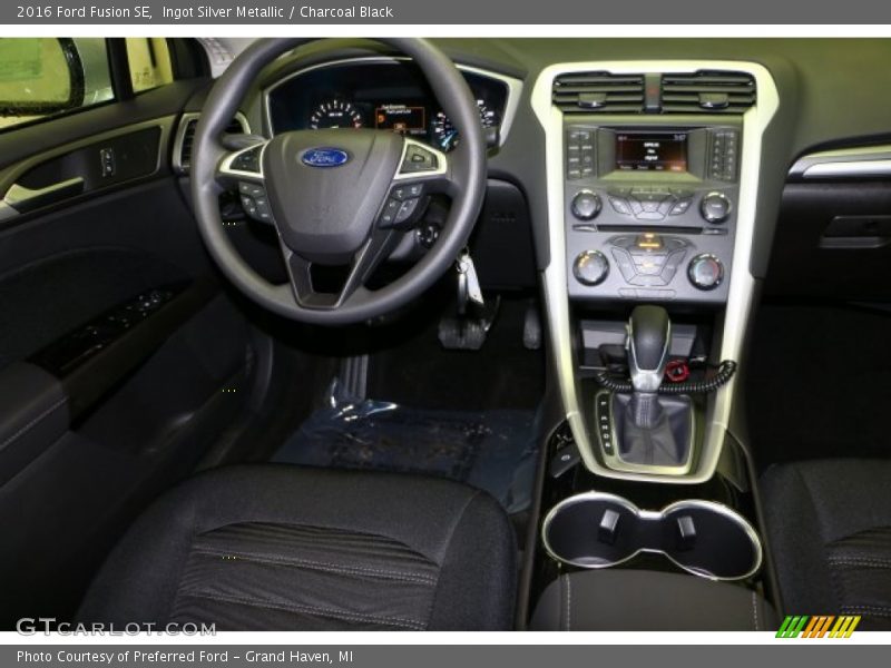 Ingot Silver Metallic / Charcoal Black 2016 Ford Fusion SE