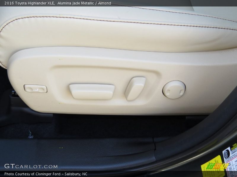 Alumina Jade Metallic / Almond 2016 Toyota Highlander XLE