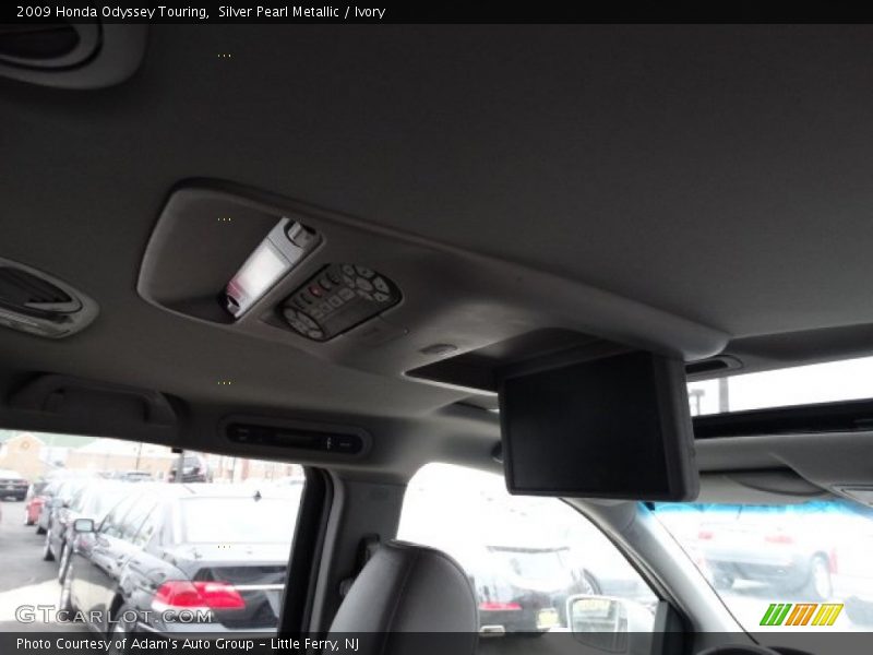 Silver Pearl Metallic / Ivory 2009 Honda Odyssey Touring