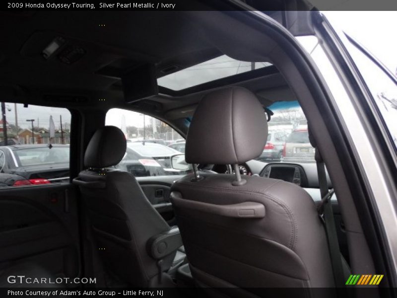 Silver Pearl Metallic / Ivory 2009 Honda Odyssey Touring