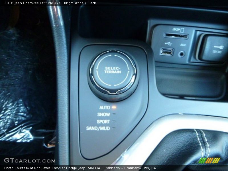 Bright White / Black 2016 Jeep Cherokee Latitude 4x4