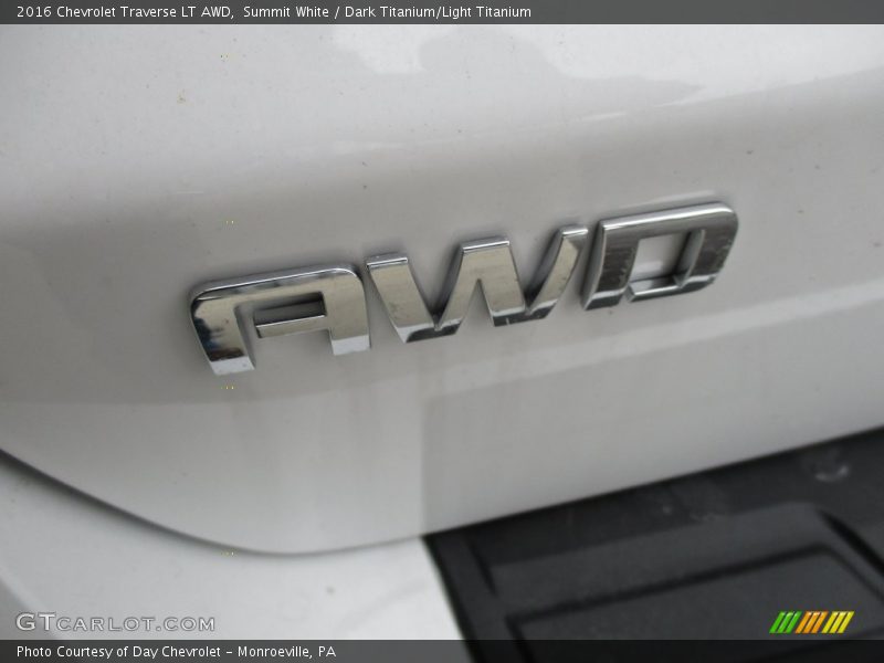 Summit White / Dark Titanium/Light Titanium 2016 Chevrolet Traverse LT AWD