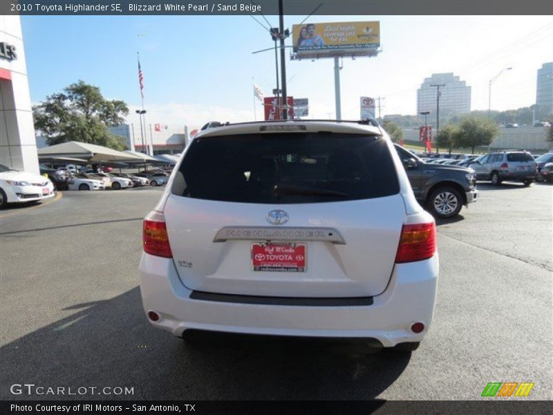 Blizzard White Pearl / Sand Beige 2010 Toyota Highlander SE