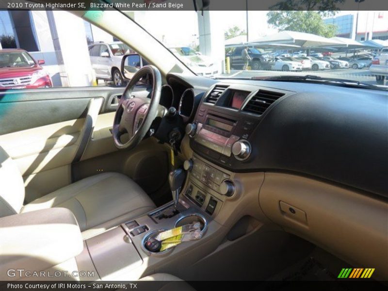 Blizzard White Pearl / Sand Beige 2010 Toyota Highlander SE