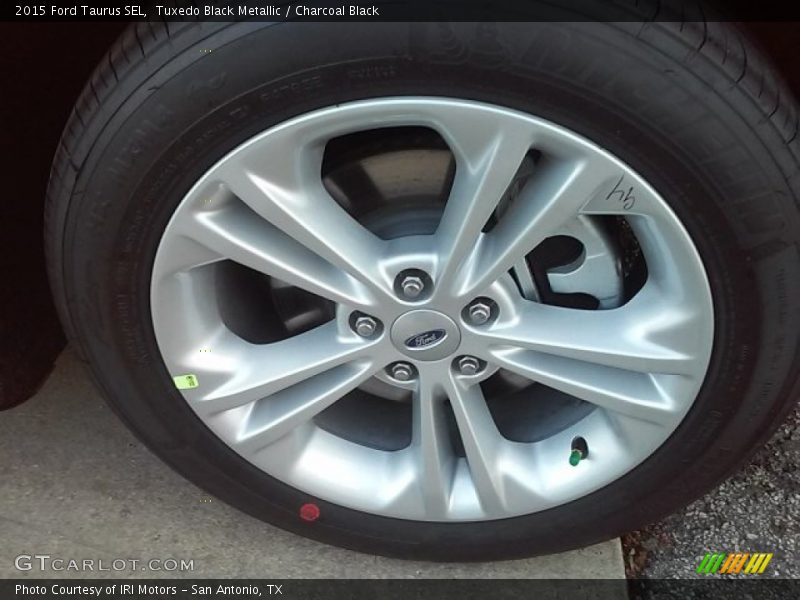 Tuxedo Black Metallic / Charcoal Black 2015 Ford Taurus SEL