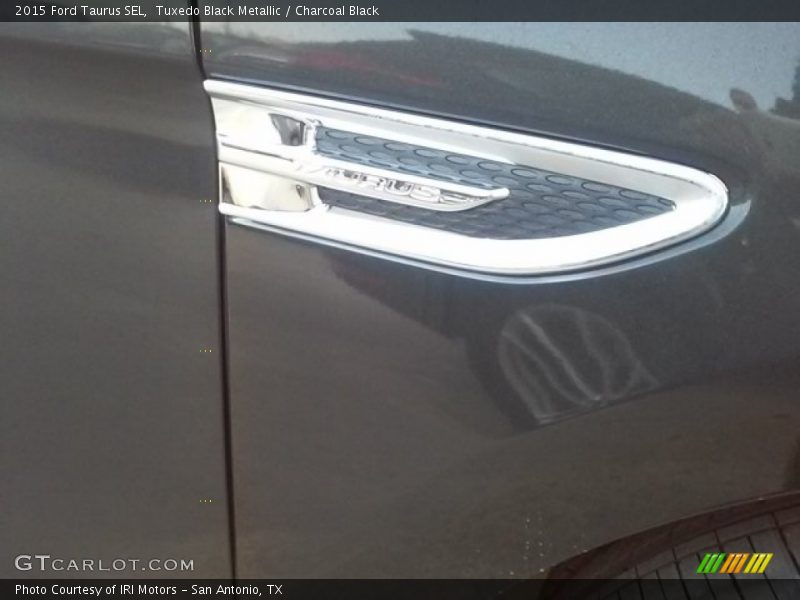 Tuxedo Black Metallic / Charcoal Black 2015 Ford Taurus SEL