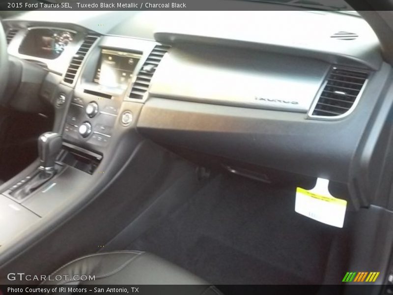 Tuxedo Black Metallic / Charcoal Black 2015 Ford Taurus SEL