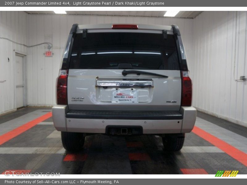 Light Graystone Pearl / Dark Khaki/Light Graystone 2007 Jeep Commander Limited 4x4