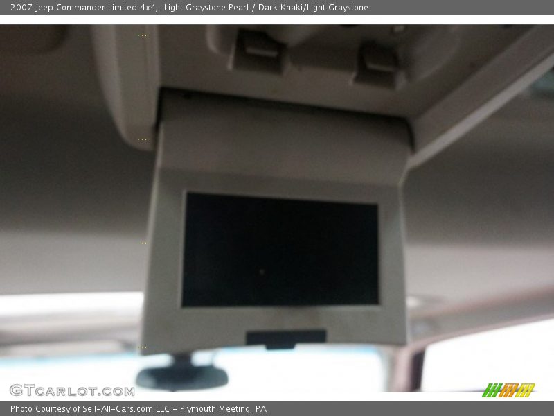 Light Graystone Pearl / Dark Khaki/Light Graystone 2007 Jeep Commander Limited 4x4