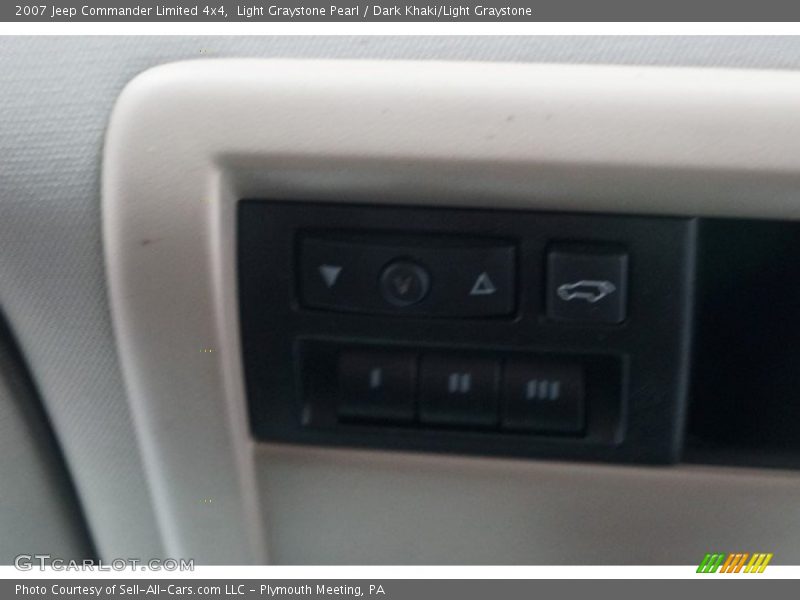 Light Graystone Pearl / Dark Khaki/Light Graystone 2007 Jeep Commander Limited 4x4