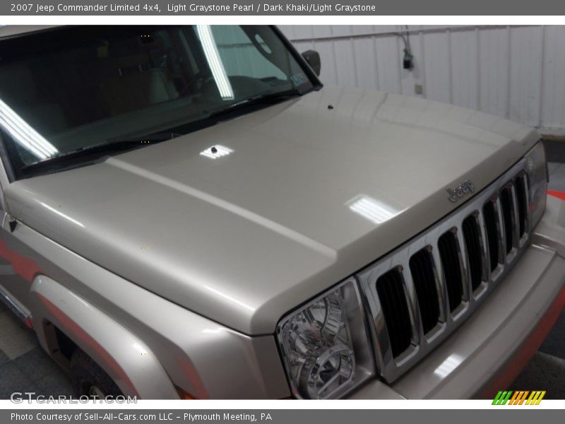 Light Graystone Pearl / Dark Khaki/Light Graystone 2007 Jeep Commander Limited 4x4