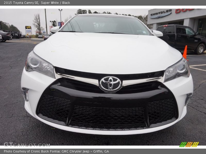 Super White / Black 2015 Toyota Camry SE