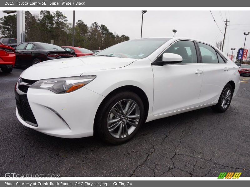 Super White / Black 2015 Toyota Camry SE