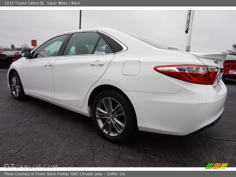 Super White / Black 2015 Toyota Camry SE