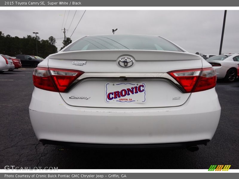 Super White / Black 2015 Toyota Camry SE