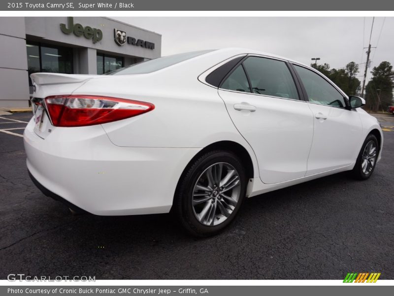 Super White / Black 2015 Toyota Camry SE