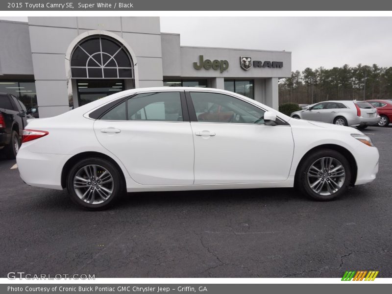Super White / Black 2015 Toyota Camry SE